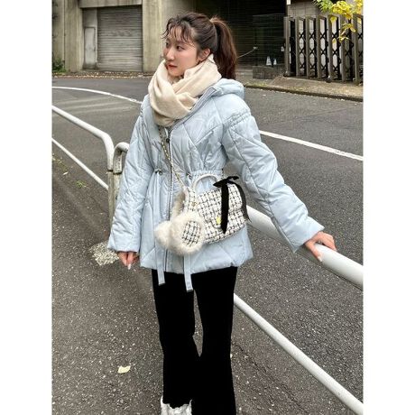 [^ԁFLWFC255031]<b>yMARY QUANT~LILY BROWN@NVJLeBOR[gz<^b><b>yDesign^Stylingz<^b>񌳂ۂݍރt[hʂ҂łA~h̃LeBOR[gB傫߃sb`̃LgɃ^p[cgݍ킹ANVJŐꂽۂɎdグ܂BOĂɂ͗uh̎hJ炢AJĂ߂ĂfUCfʎdlBMARY QUANTƂ̃R{[VȂł͂́AACRjbNłȂfC[Ɏ₷ꒅłB<b>yFabricz<^b>zMɕϊ鍂@\ȂgpAy₩ŔɌȂۉBɂ̓ud݁A̐NhƂłɒgL[v܂B~{ԂɂS@\ƁAR{Ȃł͂̃fUC˔ACełB<b>yMARYQUANT~LILY BROWNz<^b>h̃Xg[gJ`[\MARY QUANTƂ̃R{[VBƂ߂ӂ邱̋G߂ɁA60s XsbgƃmX^W[ȃ[h̋Cŏ؂ʂȃXm[zf[RNV͂܂BƖ̊֌WɂAۂFČꍇ܂B܂p\REX}[gtHȂǂ̊ɂA኱iƉ摜̃J[قȂꍇ܂B\߂Bi̐F́AiPi摜QƉBi摜̓Tv̂߁AFTCY̎dlɕύXꍇ܂̂ŁA\߂B