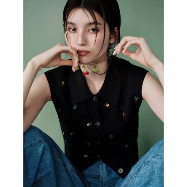 WEB限定カラー】フルーツ刺繍ポロカラーノースリニットジレ | フレイ