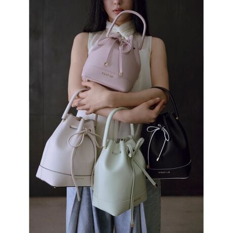 [^ԁFFWGB259304]<b>y{ANZgBВ̃OZ[obOAX^CbVɐiz<^b><b>yDesign^Stylingz<^b>OZ[̃{obOAiȈۂɃAbvf[gBS̓Iɏ]RpNgȃTCYɂAƂȂ}`{āA[͂X^CɁB܂A{̉؂ւ̃fUCɂănĂقAFRAY I.D̃SčvXĂ܂BɎ̌`A]̃{obOƋВobOA[hȎdlɃAbvf[gBJ̃{͌Œ肵܂܁ȀoꂪX[Yɂł܂B܂A{ƔΑ̃h[XgO̒߂ŁAgɂS\B̓I[v|Pbgtĕ֗ȎdlɎdグ܂Bڂ䂭gbvnhŃX^CbVɌقA|łV_[tȂ̂ŁA2wayŊy߂܂BV_[͎O\łBԐlCWHTABLKApXeJ[ڂ䂭PNKAMNT4FœWJĂ܂B܂ALoXfށiFWGB259305jƃXG[hiFWGB259306j܂BƖ̊֌WɂAۂFČꍇ܂B܂p\REX}[gtHȂǂ̊ɂA኱iƉ摜̃J[قȂꍇ܂B\߂Bi̐F́AiPi摜QƉBi摜̓Tv̂߁AFTCY̎dlɕύXꍇ܂̂ŁA\߂B