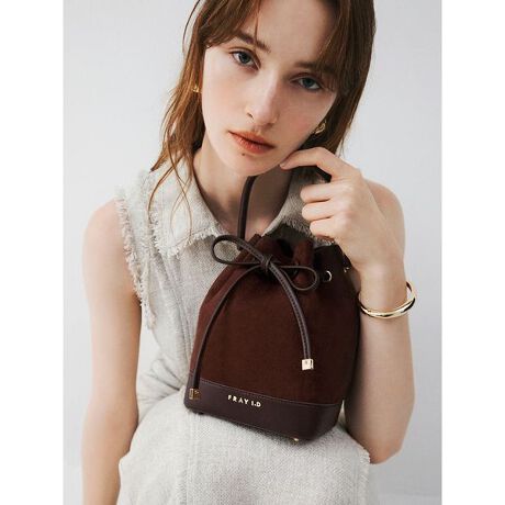 [^ԁFFWGB259306]<b>yВ̃OZ[obON炵iBgh̃XG[hŏH[hz<^b><b>yDesign^Stylingz<^b>OZ[̃{obOAiȈۂɃAbvf[gBGgh̃XG[hMIXVoꂵ܂BS̓Iɏ]RpNgȃTCYɂAƂȂ}`{āA[͂X^CɁB܂A{ّ̉fރRr̃fUCɂănĂقAFRAY I.D̃SčvXĂ܂BɎ̌`A]̃{obOƋВobNA[hȎdlɃAbvf[gBJ̃{͌Œ肵܂܁A}Olbg{^ŕ̏oꂪX[Yɂł܂B܂A{ƔΑ̃h[XgO̒߂ŁAgɂS\B̓I[v|Pbgtĕ֗ȎdlɎdグ܂Bڂ䂭gbvnhŃX^CbVɌقA|łV_[tȂ̂ŁA2wayŊy߂܂BV_[͎O\łBH炵J[BRẂAĝ݂XG[h̎VNłBLxȃJ[̃U[(FWGB259304)ƃLoXf(FWGB259305)܂BƖ̊֌WɂAۂFČꍇ܂B܂p\REX}[gtHȂǂ̊ɂA኱iƉ摜̃J[قȂꍇ܂B\߂Bi̐F́AiPi摜QƉBi摜̓Tv̂߁AFTCY̎dlɕύXꍇ܂̂ŁA\߂B