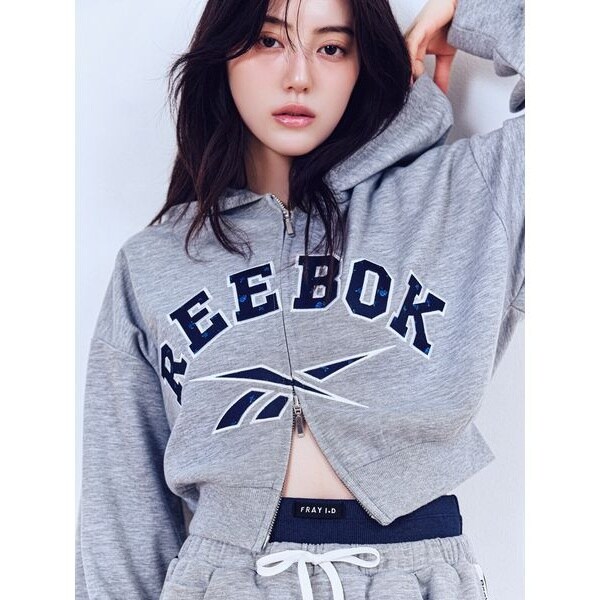 【Reebok× FRAY I.D】サテンロゴニットフーディー Reebok×FRAY I.D】ロゴショートフーディー | フレイ アイディー(FRAY