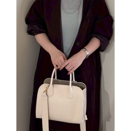 [^ԁF09WGB254502]<b>yS̋ВAŎpIȃ{XgobOBlCԂA΂߂dlɃAbvf[gz<^b><b>yDesign^Stylingz<^b>NlCAOZ[̋Вt{XgobOAg₷TCYɃAbvf[gBÔłV_[Xgbv𒷂߂ɂāAAE^[𒅂ĂoX悤ɍHvĂ܂Bڂ͏ԂłA}`傫ėeʂApɂĂ܂B܂Aɂ|PbgĂāAו𐮗₷̂łBВ͎O\ŁAprCɂĎg邱Ƃł܂B܂AВ݂̂obOinobÔ悤Ɏĝ֗łB_炩߂̃GRU[gpĂ܂AƂŎAՂĂɂ̂BXJ[tďH炵AWĂfGłB<b>yColorz<^b>J[4FpӁBԂ́BLKAH炵MOCAiȁIVRAÑghBRDœWJĂ܂BƖ̊֌WɂAۂFČꍇ܂B܂p\REX}[gtHȂǂ̊ɂA኱iƉ摜̃J[قȂꍇ܂B\߂Bi̐F́AiPi摜QƉB i摜̓Tv̂߁AFTCY̎dlɕύXꍇ܂̂ŁA\߂B