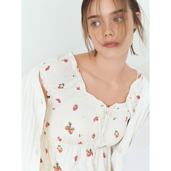 正規品⭐️新品タグ付♡ジェラートピケ いちご柄カップインフリルプルオーバー＆パンツ セール】いちご柄カップインフリルプルオーバー（ルームウェア