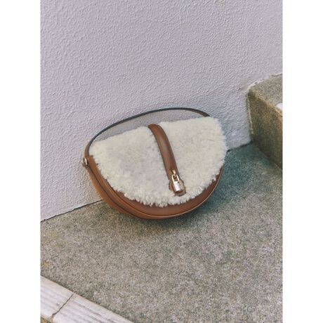 [^ԁFSWGB254634]<b>ytFCNU[ł肵i[hȃn[t[obOz<^b><b>yDesign^Stylingz<^b>J[B[ȃtHtFCNU[n[t[obOłBtbvɂꂽSNIDELS̃S[hbN`[ŏi؂₩ɁB}OlbgŊJłdlŁAɂ̓J[hނtFCNU[|PbgPtĂ܂B}`̂łzX}[gtHAȂǂ̕Ki͂܂ByʂŎ^тyB߂̂łV_[XgbvtŎO\BnhobOɂAV_[obOɂƂQWAYłgp܂BubNALA_[NuÊRFWJłB{̂̐n̓tFCNU[gpBL̓tbv{AōG炵dオłBƖ̊֌WɂAۂFČꍇ܂B܂p\REX}[gtHȂǂ̊ɂA኱iƉ摜̃J[قȂꍇ܂B\߂Bi̐F́AiPi摜QƉB i摜̓Tv̂߁AFTCY̎dlɕύXꍇ܂̂ŁA\߂B