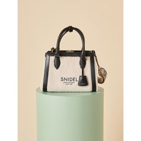 [^ԁFSWGB254635]<b>y炵{AfނgpԐlCSNIDELSobOz<^b><b>yDesign^Stylingz<^b>SNIDEL̒ԐlC̃LpXobO^̖{̂ӂ{Afނŏiɂ肵܂Bt̃V_[Xgbvɂ́A؂₩SNIDELS̃EFrOXgbv̗pB݂̂{AfނɁAnhpCsOɂ̓U[fނgݍ킹ّfރ~bNXłBtgSNIDELShJo܂BobO̒͒etň芴Ah~Bz~j^u[A|[`Ȃǂ݌vŁA|PbgtĂJ[hނ̎[ɂ֗łBJ̓}OlbgdlŒgɂATCh{^JƃKobƍLAo₷QBJ[̓AC{[ƃubN̂QFWJłBƖ̊֌WɂAۂFČꍇ܂B܂p\REX}[gtHȂǂ̊ɂA኱iƉ摜̃J[قȂꍇ܂B\߂Bi̐F́AiPi摜QƉB i摜̓Tv̂߁AFTCY̎dlɕύXꍇ܂̂ŁA\߂B