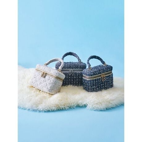 [^ԁFSWGB255619]<b>yLLƉ؂₩ȃIWicC[hnōoACRjbNȃojeBobOz<^b><b>yDesign^Stylingz<^b>SFIWił肵LLƉ؂₩ȃcC[hngpNVJȃoGojeBobOڌB؂₩ȈߑXpR[̎Ȃǂ𑽐gݍ킹ė̊ocC[hn炵fUCłBJ̓_uWbvdlŃu[he[v{ďiɎdグ܂BWbv̈̓S[h`F[Ń|CgɁBX^COɃANZT[oŎ鍂̂obOłBwʂɂ̓X}zI[v|PbgtĐ₷A@\IBɂJ[hނ|PbgtĂ܂BÔłS[h`F[V_[XgbvtłQWAYłp܂BAC{A_[NO[AlCr[̂RFWJłBVlbNcC[hWXJiSWFO255054jTChv[ccC[h~jXJ[giSWFS255055jƓngpĂAZbgł̂p߂łBƖ̊֌WɂAۂFČꍇ܂B܂p\REX}[gtHȂǂ̊ɂA኱iƉ摜̃J[قȂꍇ܂B\߂Bi̐F́AiPi摜QƉB i摜̓Tv̂߁AFTCY̎dlɕύXꍇ܂̂ŁA\߂B