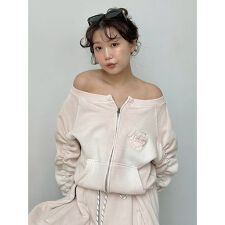 スナイデル(SNIDEL)の【SNIDEL／NUTMEG】オフショルジップロゴプルオーバー