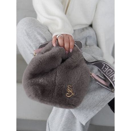 [^ԁFSWGB255617]<b>yӂӂ탊NXȃt@[obÓAQ{̃V_[XgbvSNIDELSv[`tz<^b><b>yDesign^Stylingz<^b>̂ӂӂ̃GRt@[ł肵AX^COɉ؂€vX郊NXȃt@[obOڌBRƂȃtHłAĂăRpNgȂ[͂͂肠܂B̂SNIDELS̃^u[`ZbgBu[`Ȃ̂ŎO\ŁA莝̃}t[ȂǂɕtĂłBnhobOƂĂ͂AÔł鍋؂ȂQ{̃V_[XgbvtĂĕ֗BؚȃS[h`F[V_[XgbvƁASNIDELS̃EFrOV_[Xgbv́AJWAV[IP[WȂǁAV[ɍ킹ăXgbvςăAWy߂܂BXgbv͂莝̃obOɂAW\łBobO̓ɂ̓J[hނ|PbgtĂ܂BJ[̓oG[VLxȂUFWJBAC{[ACG[AuEAsNACgu[ɉāAWEBJ[̃O[pӂĂ܂B350ml̃ybg{g4{TCYłBƖ̊֌WɂAۂFČꍇ܂B܂p\REX}[gtHȂǂ̊ɂA኱iƉ摜̃J[قȂꍇ܂B\߂Bi̐F́AiPi摜QƉB i摜̓Tv̂߁AFTCY̎dlɕύXꍇ܂̂ŁA\߂B