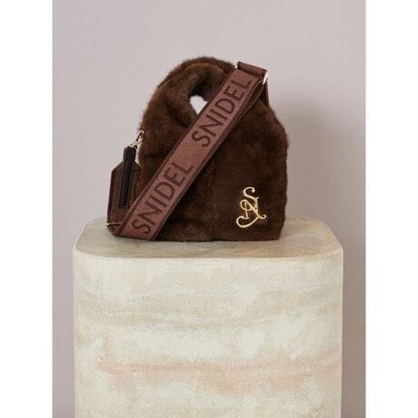 [^ԁFSWGB255617]<b>yӂӂ탊NXȃt@[obÓAQ{̃V_[XgbvSNIDELSv[`tz<^b><b>yDesign^Stylingz<^b>̂ӂӂ̃GRt@[ł肵AX^COɉ؂€vX郊NXȃt@[obOڌBRƂȃtHłAĂăRpNgȂ[͂͂肠܂B̂SNIDELS̃^u[`ZbgBu[`Ȃ̂ŎO\ŁA莝̃}t[ȂǂɕtĂłBnhobOƂĂ͂AÔł鍋؂ȂQ{̃V_[XgbvtĂĕ֗BؚȃS[h`F[V_[XgbvƁASNIDELS̃EFrOV_[Xgbv́AJWAV[IP[WȂǁAV[ɍ킹ăXgbvςăAWy߂܂BXgbv͂莝̃obOɂAW\łBobO̓ɂ̓J[hނ|PbgtĂ܂BJ[̓oG[VLxȂUFWJBAC{[ACG[AuEAsNACgu[ɉāAWEBJ[̃O[pӂĂ܂B350ml̃ybg{g4{TCYłBƖ̊֌WɂAۂFČꍇ܂B܂p\REX}[gtHȂǂ̊ɂA኱iƉ摜̃J[قȂꍇ܂B\߂Bi̐F́AiPi摜QƉB i摜̓Tv̂߁AFTCY̎dlɕύXꍇ܂̂ŁA\߂B