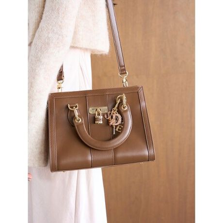 [^ԁFSWGB255616]<b>ySNIDELSpbhbN`[tGKgȂQWAYXNGAobOz<^b><b>yDesign^Stylingz<^b>ꂽfUClC̃XNGAnhobOɁASNIDELS̃pbhbN`[tYăNVJɎdグtFCNU[obOBnhobOƂĂ͂A߂łV_[XgbvtŁANX{fB⌨|łgp܂BV_[Xgbv͎O\BtFCNU[Ŏg肪ǂAet̃}`̂ŃRpNgȌڂł[͂肠܂Bɂ̓J[hނȂǂt@Xi[t̃|PbgtĂ܂BZbgŃ^S`[iSWGG255633j̃AW߂łBAC{[AubNAuEACgu[̂SFWJłBƖ̊֌WɂAۂFČꍇ܂B܂p\REX}[gtHȂǂ̊ɂA኱iƉ摜̃J[قȂꍇ܂B\߂Bi̐F́AiPi摜QƉB i摜̓Tv̂߁AFTCY̎dlɕύXꍇ܂̂ŁA\߂B