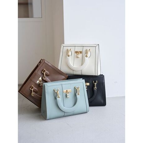 [^ԁFSWGB255616]<b>ySNIDELSpbhbN`[tGKgȂQWAYXNGAobOz<^b><b>yDesign^Stylingz<^b>ꂽfUClC̃XNGAnhobOɁASNIDELS̃pbhbN`[tYăNVJɎdグtFCNU[obOBnhobOƂĂ͂A߂łV_[XgbvtŁANX{fB⌨|łgp܂BV_[Xgbv͎O\BtFCNU[Ŏg肪ǂAet̃}`̂ŃRpNgȌڂł[͂肠܂Bɂ̓J[hނȂǂt@Xi[t̃|PbgtĂ܂BZbgŃ^S`[iSWGG255633j̃AW߂łBAC{[AubNAuEACgu[̂SFWJłBƖ̊֌WɂAۂFČꍇ܂B܂p\REX}[gtHȂǂ̊ɂA኱iƉ摜̃J[قȂꍇ܂B\߂Bi̐F́AiPi摜QƉB i摜̓Tv̂߁AFTCY̎dlɕύXꍇ܂̂ŁA\߂B