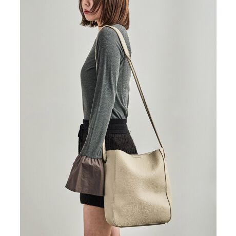 [^:ft0700007695]Fashion Letter t@bV^[ G_炩AtFCNU[Ȃ̂ɌyʂŎg₷V_[obOBA4AfC[gɂ҂̓KxȃTCY֗B₷̂łƂsʋ΁Eʊwɂ҂BVvȃfUCȂXNGA^[hȕ͋CłByfށzvyYzyfgz158cmyTCYf[^z(c)F: 30cm()F: 24cm(}`)F: 12cm()F: 120cm(d)F: 380gyJ[WJzx[W/ubNylzE}Olbg{^JEI[v|Pbg~2yiӎzTCY̓[J[̐ɂȂ܂A덷ꍇ܂Bf摜͊̉eɂJ[قȂČꍇ܂BũJ[摜QlBi摜͂ɂȂ郂j^[Ȃǂ̊ɂĎ኱̌덷܂B