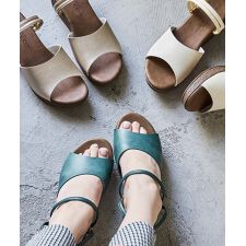 ストラップ付きローヒールサボサンダル