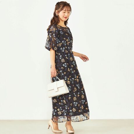 [�^��:RD-AA015-25]�h���X1���ŉ؂₩�ɍʂ�ԕ��h�J���ӂ񂾂�Ɏg�p�����I�P�[�W�����h���X�B���O�ŕ\�����ꂽ�h�u���[�~�[�h�Ƃ������̒ʂ�A�h���X�S�̂ɖ��J�̉Ԃ��炢���f�U�C���ɂȂ��Ă��܂��B�ӂ���Ƃ��������V���G�b�g�̃p�t�X���[�u�͂T�����ɂ��邱�ƂŒ��悢�������ƁA�f�U�C���̃o�����X�܂ł��������������Ă΂�h���X�ł��B�E�G�X�g�����́A�g�̂̃��C����������������悤�ɍׂ��ȃ^�b�N�����Ă���ׁA�X�^�C���A�b�v���ʂ����҂ł��܂��B