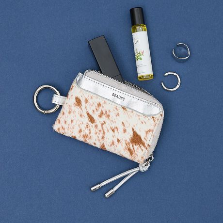 [^ԁF60510631001]sPOINTt~jobOɂ܂鎝ɕ֗ȃtOgP[XłBU[ƃnR̃Rr|CgIۃJtŃobOApc̃xg[vɎtăR[fBl[g̃ANZgɂBRpNgȂzƂĂ͂AANZT[⃊bvȂǂ̏ĎĂEɂ͌tL[`F[tEOɃI[v|Pbg~1AɃI[u|Pbg~1EJ̊ۃJtŃobOX}zXgbvɎt\yBEAUREi/rjzBeauc@RealisercBeau'reĂ̂̓x[VbNƃghꂽVѐŜfUCB炩̃IWiU[ACRŁAuVvŒ̂ƁAVƂ̏o؂ɁvRZvgɂuhłB