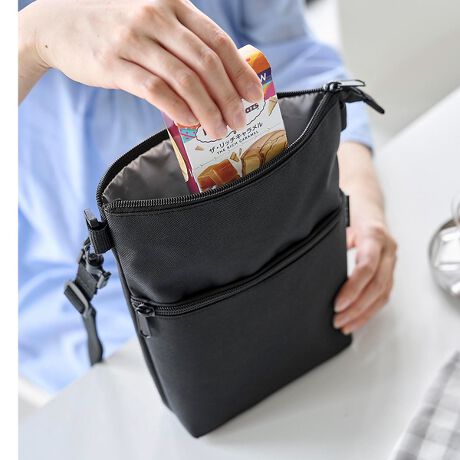 [^ԁF60500153021]RƂtowerV[YARrjX[p[ł̂傢ɍœKȕۗ⁕ۉobOoBRpNgȂ500ml̃Oʂ2{TCYŁAω׏d1.5kgƏvȍłB|Pbgɕۗ܂Ĉݕ₵Aybg{gۉłAO|Pbgɂ͌X}z[\BV_[Xgbv͒߁EO\ŁAЂƂłłOKBEĂ͗₽ݕpOۗ̕obOɁA~͉ybg{g̕ۉJo[ƂĊEω׏d1.5kgœ̂傢ɍœKE500mL̃Oʂ2{TCYŕKvȂ̂[E|Pbgɕۗ܂郁bV|PbgAO|Pbgɂ͌X}z[\EV_[Xgbv͒߁EO\EVvłȃfUCłǂȃV[ɂ}b`dlEdF130gEfށF|GXeAV_[XgbvF|vsAߋF|AZ^[Eω׏dF1.5kgTCYEOF290mmit@Xi[𐅕ɐL΂ԁj~s55mm~240mmiV_[Xgbv܂܂jEV_[XgbvF760`1380mmEF155mm~s50mm~230mmE|PbgF155mm~125mmEO|PbgF155mm~135mmE􂢉it40܂ŁAp܎gpjE͌`𐮂ēAł花E@EY܁E^uEACEhCN[jOsӎE①EhCACXgpsEO|Pbgɂ͕ۗEۉʂȂEhHȂBt̘R꒍ӁEM̂͏\ɗ܂Ă[[J[i/JANR[hCgO[F10165 / 4903208101653ubN    F10166 / 4903208101660ytower/^[z60Nȏ̗jւRƂ̐lCV[YB[pi֗ObY𒆐SɁA@\IŃX^CbVȃACe𑽐CibvB