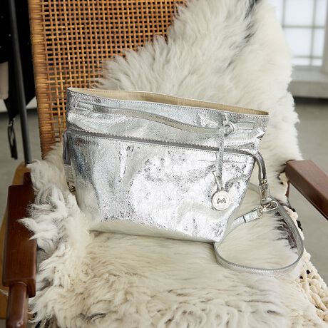 [^ԁF60510120001]sPOINTtV[Cɍ킹āg2WAYhŊy߂郌U[obOBV_[xgŌ|AnhŎ莝Ǝς邾łȂAobȌ㕔܂荞߂ΐ`ɋ߂g[g^牡̃V_[obOւƃVGbgωBgʂȂo܂ŁALX^CX^CbVɈĂĂ܂ByMARCO MASI /}R}[Wz2010NɃX^[g~m̃t@Ng[uhBOWA[uh̐Y|ĂAZpƃ~mȂł͂̊vVŕ]𓾂ĂBْfD܂ŎЍH̓OꂵǗ̂ƌIꂽfނgpiȃNIeBɒ]B