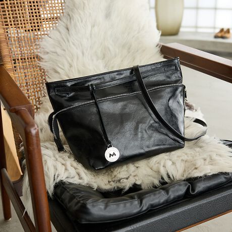 [^ԁF60510120000]sPOINTtV[Cɍ킹āg2WAYhŊy߂郌U[obOBV_[xgŌ|AnhŎ莝Ǝς邾łȂAobȌ㕔܂荞߂ΐ`ɋ߂g[g^牡̃V_[obOւƃVGbgωBfނɂ̓IC[J[tU[̗pANbN悤ȓƓ̕\́BgʂȂo܂ŁALX^CX^CbVɈĂĂ܂ByMARCO MASI /}R}[Wz2010NɃX^[g~m̃t@Ng[uhBOWA[uh̐Y|ĂAZpƃ~mȂł͂̊vVŕ]𓾂ĂBْfD܂ŎЍH̓OꂵǗ̂ƌIꂽfނgpiȃNIeBɒ]B