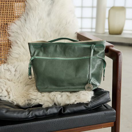 [^ԁF60510120000]sPOINTtV[Cɍ킹āg2WAYhŊy߂郌U[obOBV_[xgŌ|AnhŎ莝Ǝς邾łȂAobȌ㕔܂荞߂ΐ`ɋ߂g[g^牡̃V_[obOւƃVGbgωBfނɂ̓IC[J[tU[̗pANbN悤ȓƓ̕\́BgʂȂo܂ŁALX^CX^CbVɈĂĂ܂ByMARCO MASI /}R}[Wz2010NɃX^[g~m̃t@Ng[uhBOWA[uh̐Y|ĂAZpƃ~mȂł͂̊vVŕ]𓾂ĂBْfD܂ŎЍH̓OꂵǗ̂ƌIꂽfނgpiȃNIeBɒ]B