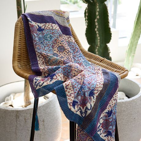 [^ԁF60500136002]sPOINTtChȂł͂̃vgnɁA܂ŊG`悤ɑ@ׂȎhJ{唻Xg[BIȎhqƂ͈قȂAȉ~`ȂǍxȋZpA󏭂ȐElɂĈjdグĂ܂BTVcfjɍ킹ĉẴANZgɁAH~ɂ͎񌳂R[gɏd˂ă|CggɁAʔNŊy߂邵Ȃ₩ȃVNfނłBoXPbg̃Jo[A\t@ǂɊ|ăCeAƂĂffUCElɂČA܂`悤ɎhJĂ 邽1ɈႢʊ̂1Ay݂ BATTENTIONEH|ɂ鐻@ׁ̈Â݂镗\Ă܂AIɑ̐FAFADADLYȂǂ܂Bfނ̓ƂĂBEC⊾AJȂǂɂFAFڂꍇ܂̂ŁAWFƂ̑gݍ킹͏\ɂӂBEhJtî鐻i͈|ɂӂBEƖɂϐFꍇ܂̂ŁA舵ɂ͂ӂBEߏȗ͂Ɣj鋰ꂪ܂̂ŁA舵ɂ͂ӂBEߓxȈ󂯂ƖDڂJ܂̂ŁA舵ɂ͂ӂBEڐ₷̂ő̕ƕĐĂB