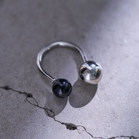 [^ԁF60510226004]sPOINTtuXƓVR΂gݍ킹A召̃hbgX^CbVȃfUCOB茳[hɉo邾łȂAC[JtƂĂpł2WAYdl͂łBVR΁EVo[FIjLXuvuӎűvuvȂǂےAڕWBIւƓƂBES[hFuvu򉻁vےAlKeBuȃGlM[𕥂AɉhւƓ\̃p[Xg[BVvȒɑ݊fUCŁAX^CÕANZgɂ҂BgʂȃV[܂ŕL􂷂ACełBy@zî͂gp㌤܂ĂȂzŐ@ACzRɐGɂP[Xŕۊǂ邱Ƃ߂܂Bgp̒ӂ̐íAp̃ANZT[łB舵܂ƁAĝɊQyڂj邱Ƃ܂B͎gpĂɊ玉AAٕ̕tȂǂɂĕϐFȂǂ̌oω܂BȂׂCɐGȂ悤ɁAgp͊zŐ@ĂۊǂB̎ɂAԂȂǂ邱Ƃ܂B畆Ɉُꍇ́Aɂgp߂AɂkB邱Ƃɂjꍇ܂̂łӉBgp͏_炩zŊ⚺Ȃǂ̉@ۊǂĉB⌃X|[cȂǂ́AϐF̋ꂪ܂̂ŊO܂悤肢܂BVR΂͏Ռ^ƊOĂ܂߂ӂBydignif^fBOjtzAM[̕ɂSĊy߂collexIWiANZT[BzƂC[WAgh̍ACeWJBLN̕ɌAXʂ肽Ƃ肢߂Ėt܂B