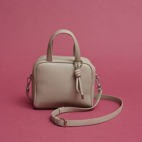 [^ԁF60510221000]sPOINTtmbgfUC̃`[ZbgɂȂAL[u^̃{XgobOłBƂXNGAtHȂA_炩Ȏŏ炵ۂ^܂BV_[ƃnh2WAYdlŁAV[ɍ킹Ďg\B}`LAڈȏ̎[͂̂́Bx[VbNJ[獷F܂őLxȃJ[oG[VŁAIIt킸􂵂܂BEmbgfUC̃`[ZbgEO\ȃV_[tEOɃ}Olbg̃|Pbg~1EɃI[v|Pbg~1At@Xi[|Pbg~1