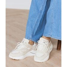 イネド(INED)のFG SHINY BEIGEスニーカー《D.A.T.E.》