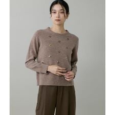 イネド(INED)のクルーネックビジュー風刺繍ニット