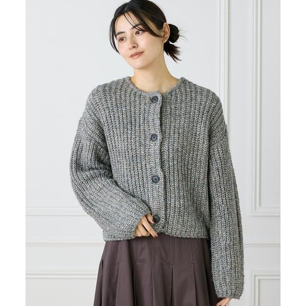 メリノウール／カシミヤ ケーブル ゴールドボタン クルーネック