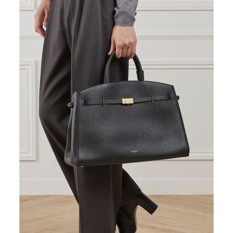 [^ԁF7150206345]^CXɎgVGbgɃ_ȗvfwThe HudsonxobOBItBXV[Ŋ􂷂A4TCYBO\ȋṽV_[Xgbv́AM{V߂łD݂̒ɒ߂Ă܂Bׂ߂̃Xgbv͌΂߂X^CiɁBNX{fBȂ痼肪󂫁Aʋ΂ANeBuȓɂ֗ɂg܂BEWbv|Pbg~1EI[v|Pbg~2EOI[v|Pbg~1EV_[XgbvOybg{g@ZA4TCY@Z13C`PC@Z[J[\LThe HudsonubNFblack (small grain)uEFtan (small grain)sDEMELLIER LONDON^fG[ htÂ̂ƐV́A`ƌIȗvf~bNXꂽobOuhBuh́uDev̓~CȂcɗRBuMellierv̓~CÃtXn̖OɗRAޏ̌IȃNGCeBu_ےĂ܂BDEMELLIER̃nhobOׂ͂čō̃C^AƃXyC̑fނgpāAXyC암Œn̐Elɂčוɂ܂ł肳Ă܂B܂AobOЂƂ邽тɁAq̃N`ɕg݂ɂڂW܂Ă܂Bō̕ȉi𐻍삷g݂F߂Apł̏܂܂Ăp̏ےIȃuhłBTvBei摜̏i̓TvłBۂ̏iƂ̓TCYFAfށAfUC̎dl኱ύXɂȂꍇ܂BJ[ɂẮA\Ȍۂ̏iɋ߂J[ŎBeȂĂ܂AƖ̊֌Wɂۂ̐iƂ͐FČꍇ܂B܂p\REX}[gtHȂǂ̊ɂA኱iƉ摜̃J[قȂꍇ܂BƉ摜̃J[قɂĂ͕ԕiRƂȂ܂̂ŁA\߂BTCY\L͂܂ŖڈƂȂ܂B