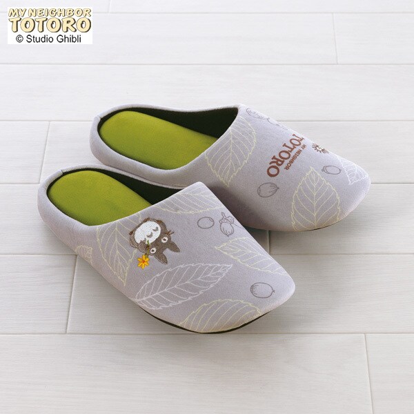ワンポイント刺繍のトトロが可愛らしい、室内用スリッパ（内寸・約24.0
