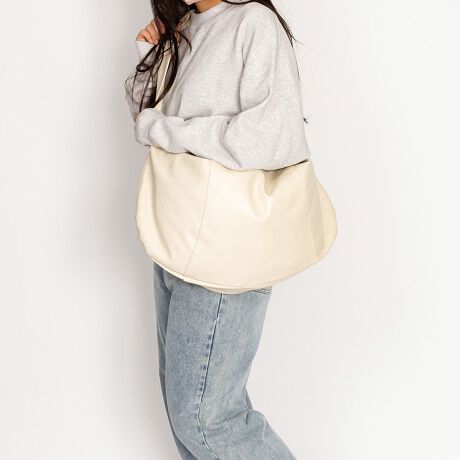 [^:ZPG-0027]傫߂ȃTCY̍V_[obOBוȂĂ܂ȕɂ߂̗eʂ̂TCYɂȂĂ܂Bwʂ̃t@Xi[|PbgAɂ|PbĝŐĎ[\łJ[̓ubNƃzCg2FWJBx[VbNȃJ[Ȃ̂łǂȕƂ킹₷AfC[g₷V_[obOɂȂĂ܂BJ[WJubN / zCgTCYWJFREETCY :62cm /  :32cmdʁF470gAttention̐̎dȂǂɂ\̌vlƎ͈قȂꍇ܂Bg̃j^[̊ɂ̏iƌڂ̐FɑႢꍇ܂B