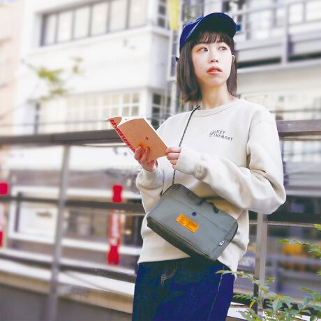 [^:KAKSI-08]KAKSI Kuu ~jV_[|[` ver.2.0ylC̃~jV_[|[`JWAɂȂčēozv`vŐlC̃~jV_[|[`BJWAɂɎg₷Aver2.0ɂȂčēoꂵ܂B̂lۂnƏ_炩tHłX^CbVɁBTCY`āAȂg₷ǋBƂ܂ł̂oTuobOɂ҂ȃTCYłBy|Pbgɂ肪ςzC|Pbg͊J₷_ut@Xi[̗pBRpNgȌڂł}`͂肠̂Ŏ[͔QłBɂ2̃|PbgÅǗ΂B|[`wʂɂ͎g̗ǂNA|PbgdlŁA`PbgAAX}zȂǁA厖Ȃ̂ڂɌĎ[ł܂BX}zꂽ܂܂̑\Ȃ̂ŁAołƏ֗BOoŒn}Avœ`FbNAȂĎgNA|Pbg̏ォwF؂͂ł܂Bytg̃l[ƃR[h̃J[ANZgɁzꂼtgɂl[ANZgɂȂĂĂƂĂ킢B{̃J[ɍ킹V_[R[hAt@bV̈ꕔƂĊy߂܂JtȓnƂĂ킢āAJ邽тɋCオ邱ƊԈႢȂłBygp̒ӁzENA|Pbg̏ォwF؂͂ł܂BENA|Pbg̑fނ̓Arj[fނvgiƓ\Fڍs̉\܂BӂB uhKAKSI - JNV - uh́yKAKSI-JNV-z̓tBhŐ́y2zӖ܂Ȃ́y1ԁz؂ȓׂ̂ɂȂ̂΂ɊY܂悤ɂȊ肢߂Ă܂J[ubN / O[ / J[L / Thx[WTCYFREE()F22cm / cF15cm / }`F8cm /V_[R[hFő120cm(R[hXgbp[tŒ߉\)eTCY͎኱̌̍܂Bfރ|GXe / PVCY