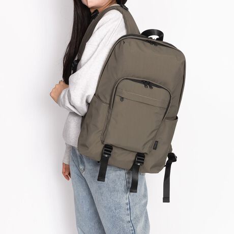 [^:K902017U]ACeFRONT POCKET DAYPACK / K902017UTCh̃|Pbgɂ̓{g܂ݎPȂǓpi[ł܂B傫ȃtg|Pbg̑ɂAwʂ̃t@Xi[|PbgȂǍׂ[tĂ̂ŁAו̐ڂ\łBwʂɂ͓ƗobX[utĂAނp\RȂǗ~ACeɂANZXł邽߁AʋΒʊwɂ߂łB{uhSML - GXGG - lXȕ삩vVIȃACe̒ɓoꂵÃCibvXωĂĂBɔAobOɃAbvf[gKvȎłBSMLł͎̈ڂςɍ킹lXȃX^CړIɑΉobOĂƂƂɁA̎ς炸߂ĂX}[gŎpIȋ@\ǋALȐ̎菕v_NgfUC񋟂܂BV[YyFINE-NzߍׂAȂ₩Ȏ̝iCłBy炩ȂKxȃnAV^̐Sz܂B򊴂ɉāA̖ڗɂbV̂悤ȃeNX`[fC[[X₷AON/OFF킸g܂BJ[WJ#10/BLACK / #12/CHARCOALTCYWJFREEH45.0cm / W30.0cm / D11.0cm̌덷ꍇ܂B\߂BfރiC100 / nF|GXe100dlC[(2wdl)Ft@Xi[J / O(\)Ft@Xi[|Pbg~2ATCh|Pbg~2 / O()Ft@Xi[|Pbg~1 / (O)FI[v|Pbg~3At@Xi[|Pbg~1 / ()FI[v|Pbg~1Ylg̃j^[̊ɂ̏iƌڂ̐FɑႢꍇ܂B݌ɐ؂ב҂ƂȂꍇ͕ʓr[ɂĂA܂BC(ɊJŔGꂽ)ő̂̂ɐFڂ肷ꍇ܂̂łӂB