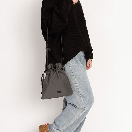 [^:K904094]ACeMULTI POCKET DRAWSTRING M / K9040943w\̋ВĒzPbgCɁAOzPbg̃C[VĂgp܂ƒgAВ̃ebgoւ̃ANZXeՂɂȂXgXt[ɂgp܂BV^[̒߂̓R[ǧЖڂXCg鎖ĊȈՓIɍs܂BNEHbgA500mlwbgzg[\ȃTCXĂB{uhSML - GXGG - lXȕ삩vVIȃACe̒ɓoꂵÃCibvXωĂĂBɔAobOɃAbvf[gKvȎłBSMLł͎̈ڂςɍ킹lXȃX^CړIɑΉobOĂƂƂɁA̎ς炸߂ĂX}[gŎpIȋ@\ǋALȐ̎菕v_NgfUC񋟂܂BV[YyJUDEzyʂĝzGXen̗ʂPUR[eBN{ƂɂAKxȃnƖh\߂Ă܂B}n͂炩ȎďiȈۂ^܂B\ʂɂ͖hAhHȂzR玉AtɂYȏԂۂƂĂ܂B J[WJ#10/BLACK / #15/GRAYTCYWJFREEH27.5cm / W24.5cm̌덷ꍇ܂B\߂Bfރ|GXe100dlC[FВJ / Ft[|Pbg~3Ylg̃j^[̊ɂ̏iƌڂ̐FɑႢꍇ܂B݌ɐ؂ב҂ƂȂꍇ͕ʓr[ɂĂA܂BC(ɊJŔGꂽ)ő̂̂ɐFڂ肷ꍇ܂̂łӂB