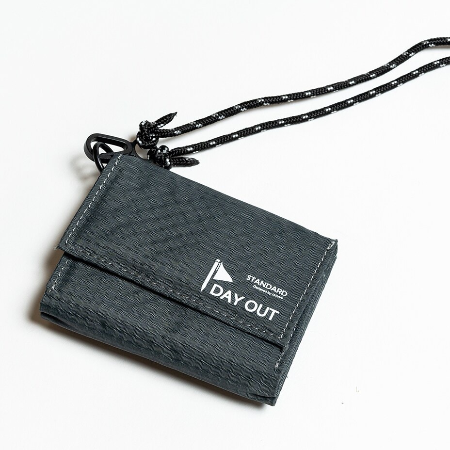 コンパクトで万能なサイイズが魅力の二つ折り財布 牛床革 多収納