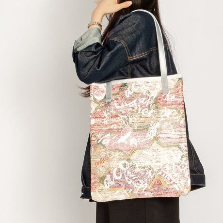 [^:SB3112]ACeLROGOBA(So)~SILNAR{g[gobOBSoL̔D͗lɁASILNA minacolõ|bvvXl̃IVy߂obOa܂BJ[FbhyConceptz̃obÓÃSoƃVȉoےĒafUCłBԐF́AЋʂ̃R[|[gJ[łA̓SõRZvgے郂`[tŁAVij[NȃZXŃobOSʂɃfUCĂ܂BJ[FO[yEaglez̃O[Eu[̃ĹAROGOBA KILIM\镶l"C[O"V(h)̗Sʂɕ`Ă܂B̕ĺA傫L𕑂Eł܂lq\A]݁E]肢\Ă܂BJ[Fx[WyHappy Birdzx[W̃L(lXȐF荇킹ĐD۔hL)́Ał钹̕lSʂɕ`Ă܂B̕ĺA̋ł䂭؁X̎߂Ĕł(؂̉ɂ͗VqɂƂčł؂ g")߁AKtAK^K肢\Ă܂B{uhSILNA_minacolo - Vi_~iR - uh́uminacolov́AfUCi[MINA+MIRACOLO(C^AŊ)̑BiKŔY݁A[s܂ŎsJԂȂ炢𓮂ʁA̒琶܂͂MĂʂ炳uՁvBfUCi[gC^AŒzĂLAƌoAX̑`FʂȂǂ̑SĂ̎vIWieLX^Cŕ\A"Happy Mind Share"ƂbZ[Wɍ߃fUCBSILNAv_NcɎĂE̕Xɑminacolo()܂lɊ肢߂āBJ[WJx[W / u[ / bhTCYWJFREEF40.0cm / F33.0cm / 蒷F54.0cmڈƂĂpB|PbgOFI[v|Pbg~1 / I[v|Pbg~1fރ|G` / vYlg̃j^[̊ɂ̏iƌڂ̐FɑႢꍇ܂BiɂĂ͔ꍇ܂̂ŗ\߂B݌ɐ؂ב҂ƂȂꍇ͕ʓr[ɂĂA܂B