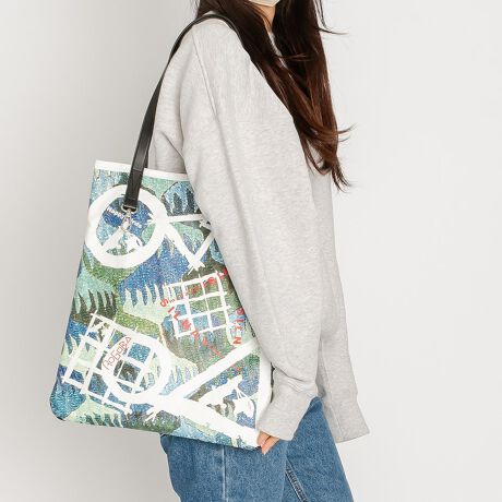 [^:SB3112]ACeLROGOBA(So)~SILNAR{g[gobOBSoL̔D͗lɁASILNA minacolõ|bvvXl̃IVy߂obOa܂BJ[FbhyConceptz̃obÓÃSoƃVȉoےĒafUCłBԐF́AЋʂ̃R[|[gJ[łA̓SõRZvgے郂`[tŁAVij[NȃZXŃobOSʂɃfUCĂ܂BJ[FO[yEaglez̃O[Eu[̃ĹAROGOBA KILIM\镶l"C[O"V(h)̗Sʂɕ`Ă܂B̕ĺA傫L𕑂Eł܂lq\A]݁E]肢\Ă܂BJ[Fx[WyHappy Birdzx[W̃L(lXȐF荇킹ĐD۔hL)́Ał钹̕lSʂɕ`Ă܂B̕ĺA̋ł䂭؁X̎߂Ĕł(؂̉ɂ͗VqɂƂčł؂ g")߁AKtAK^K肢\Ă܂B{uhSILNA_minacolo - Vi_~iR - uh́uminacolov́AfUCi[MINA+MIRACOLO(C^AŊ)̑BiKŔY݁A[s܂ŎsJԂȂ炢𓮂ʁA̒琶܂͂MĂʂ炳uՁvBfUCi[gC^AŒzĂLAƌoAX̑`FʂȂǂ̑SĂ̎vIWieLX^Cŕ\A"Happy Mind Share"ƂbZ[Wɍ߃fUCBSILNAv_NcɎĂE̕Xɑminacolo()܂lɊ肢߂āBJ[WJx[W / u[ / bhTCYWJFREEF40.0cm / F33.0cm / 蒷F54.0cmڈƂĂpB|PbgOFI[v|Pbg~1 / I[v|Pbg~1fރ|G` / vYlg̃j^[̊ɂ̏iƌڂ̐FɑႢꍇ܂BiɂĂ͔ꍇ܂̂ŗ\߂B݌ɐ؂ב҂ƂȂꍇ͕ʓr[ɂĂA܂B