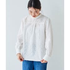 ペイズリー刺繍ハイネックブラウス