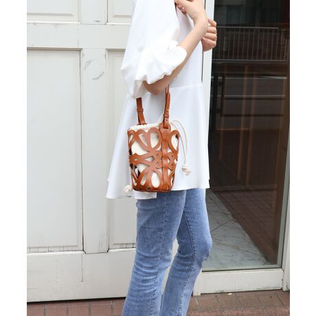 [^:DSB0013]   t[TCY: ^e/22cm R/11.5cm }`/8cm  PUU[̃JbeBOڂc̋ВobOPUU[̃JbeBO̒ɋВ|[`I[}CeB[ɎgobOB_ȃJbeBOR[f̃ANZgɂȂ܂Bc̎dlȂ̂ŁAzob`BznJ`A߂̃|[`AX}zȂǂyX[ł܂BPU cuttingPUU[̃JbeBOŕꂽƓ̃fUC|CgłBI[V[Yĝ߃|CgBFɂăJbeBO͋̕CقȂ܂BVertical sizec̃oPc^TCYłB}`̂ŁAzAX}zAnJ`AnhN[Ȃǂ̕KvŒ̎[ł܂BВɂȂĂ̂ŁAgB܂BLong shoulder烏V_[ł郍ÕV_[RłB߂Ȃ̂Ŏ΂߂łOKłAЂ\Ȃ̂ŒZ߂ɂăV_[łOKBp[eB[V[ł₷dlłBZj[AwZsArWlXV[Af[grWlXf[gȂǂ̃fC[R[fɂBiItBXJWAɃvX邱ƂłȂꊴoł܂B