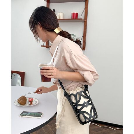 [^:DSB0013]   t[TCY: ^e/22cm R/11.5cm }`/8cm  PUU[̃JbeBOڂc̋ВobOPUU[̃JbeBO̒ɋВ|[`I[}CeB[ɎgobOB_ȃJbeBOR[f̃ANZgɂȂ܂Bc̎dlȂ̂ŁAzob`BznJ`A߂̃|[`AX}zȂǂyX[ł܂BPU cuttingPUU[̃JbeBOŕꂽƓ̃fUC|CgłBI[V[Yĝ߃|CgBFɂăJbeBO͋̕CقȂ܂BVertical sizec̃oPc^TCYłB}`̂ŁAzAX}zAnJ`AnhN[Ȃǂ̕KvŒ̎[ł܂BВɂȂĂ̂ŁAgB܂BLong shoulder烏V_[ł郍ÕV_[RłB߂Ȃ̂Ŏ΂߂łOKłAЂ\Ȃ̂ŒZ߂ɂăV_[łOKBp[eB[V[ł₷dlłBZj[AwZsArWlXV[Af[grWlXf[gȂǂ̃fC[R[fɂBiItBXJWAɃvX邱ƂłȂꊴoł܂B