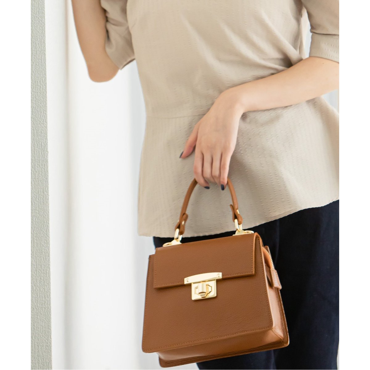 AULENTTI/オウレンティ】 ストラップ付ハンドルBAG | ユー バイ AULENTTI/オウレンティ】 ストラップ付ハンドルBAG | ユー バイ