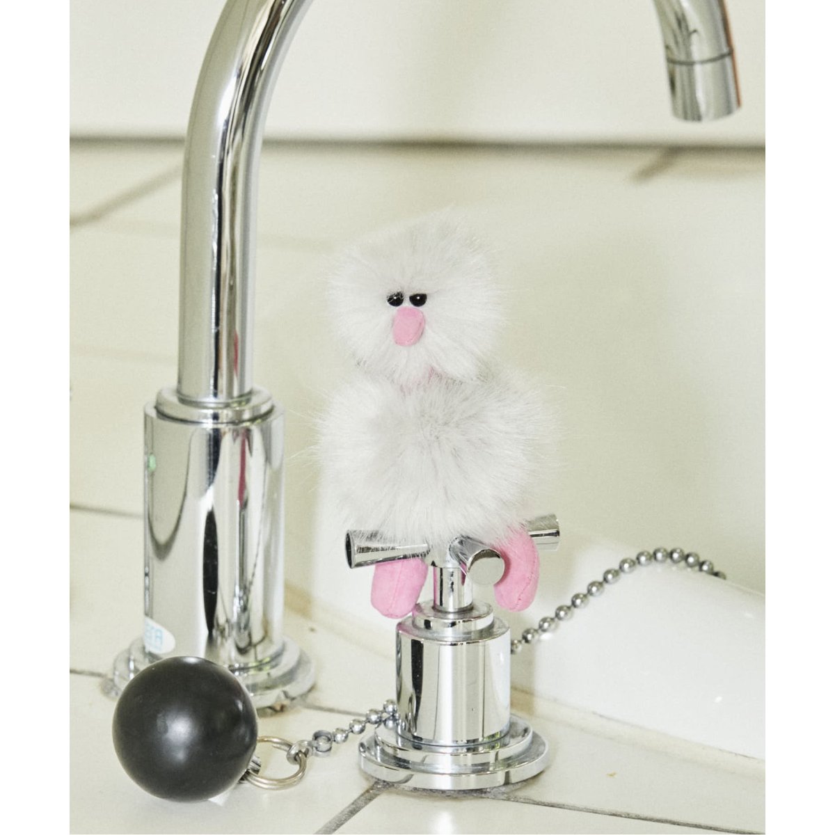 【GREYMANSION】Baby Ostrich Pom-pom Key Ring *basic* GREYMANSION】Baby Ostrich Pom-pom Key Ring *basic* (GREY