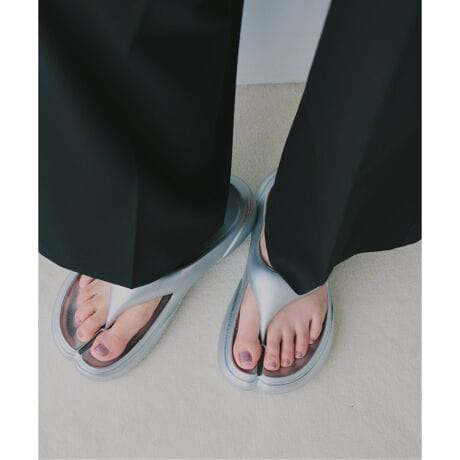 [^:25093213000020]y2025SSzU by SPICK&SPAN\[Ɍ݂NEWfIVCj[ȃubNƁAVo[2FWJłpӂ܂By₩ȗSn҂łPaesi؃CYj̃T_́AẴfC[X^Cɂ߂ȈꑫłByPaes/؃CYz2021NɃX^[g؍̃V[YuhB\ACeFLIPFLOP͓ƎJZpōꂽfނgpĂAy͂̂ƏՌɘaƒe͐˔AĂԁAɂ镉S炷ł͂Ȃ̂̃Jo[ʂƎxĂ܂B[J[^ԁFPAES-4J[ɂĕД̔J[F[J[J[ubN(001)FBLACK PRISMVo[(093)FMETALICTCYɂĕД̔TCYF[J[TCY23(230)F2324(240)F2425(250)F25舵ɂẮAiɂĂi\łmFB̏iU by SPICK&SPANX܂ł̎舵ɂȂ܂BړX܂ւ₢킹̍ۂ́AU by SPICK&SPANeX܂܂ł肢v܂BU by SPICK&SPANVhXU by SPICK&SPANrܓXSpick & SpaniLXjɂĈꕔî舵܂BƖ̊֌WɂAۂFČꍇ܂B܂p\REX}[gtHȂǂ̊ɂA኱iƉ摜̃J[قȂꍇ܂Bi̐F́AiAbv摜QƂB