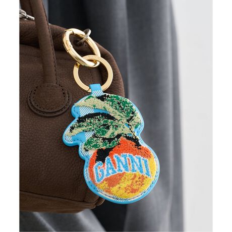 [^:25090213000630]y2025AWzU by SPICK&SPANO~̂悤ȒZёiJbgpCj̎@Ń`[t`ꂽL[`[BobOɕt邾ő݊܂ByGANNI / Kj[zRyn[Q_ƂANGCeBufBN^[Ditte Reffstrup(fBbeEtXgbvjƃt@E_[ECEONicolaj Reffstrup(jREtXgbvj̕vwɂ2009NɎnBGANNI̒񏥂VȖkX^CuSCANDI 2.0vƂƂɁAߔNIȐ𐋂Ă܂BGANNI̕ɂ莩MAȂ郋[ɂȂƗlX̃R~jeB[̍\zڎwƂƂɁAnւׂ̍̕ŏAЉvuh̋`ƑAw͂𑱂Ă܂B[J[^ԁFA6781/6710J[ɂĕД̔J[F[J[J[u[ A(045)FALASKAN BLUE 693bh(060)FRED ALERT 847TCYɂĕД̔TCYF[J[TCYt[(009)FO/S舵ɂẮAiɂĂi\łmFB̏iU by SPICK&SPANX܂ł̎舵ɂȂ܂BړX܂ւ₢킹̍ۂ́AU by SPICK&SPANeX܂܂ł肢v܂BU by SPICK&SPANVhXU by SPICK&SPANrܓXSpick & SpaniLXjɂĈꕔî舵܂BƖ̊֌WɂAۂFČꍇ܂B܂p\REX}[gtHȂǂ̊ɂA኱iƉ摜̃J[قȂꍇ܂Bi̐F́AiAbv摜QƂB