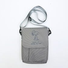 パーフェクト・ワールド・トーキョー(Perfect World Tokyo)のスヌーピー パスポートショルダーバッグ (ライトグレー) トラベル SNOOPY