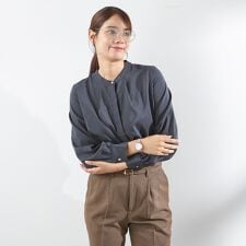 スーツセレクト(SUIT SELECT)の【長袖】洗えるバンドカラ―ブラウス ネイビー ストレッチ