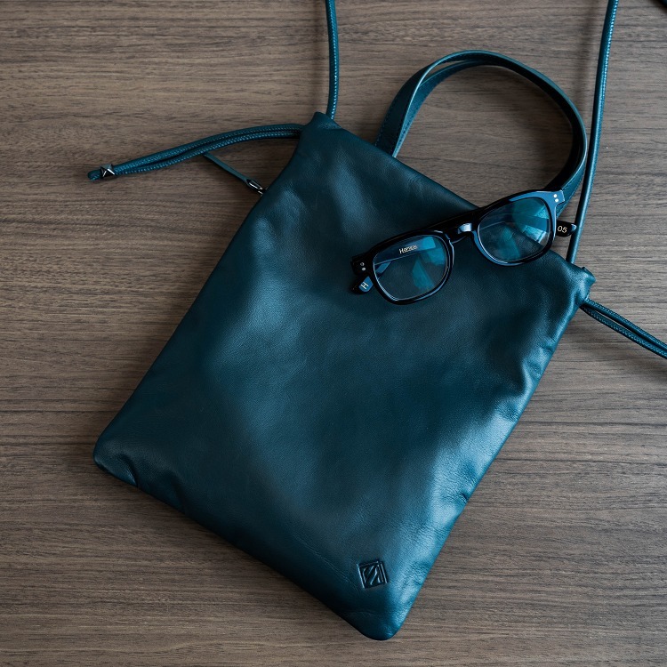 ショルダーバッグ サコッシュ 牛革 ultima TOKYO アイオ 11982