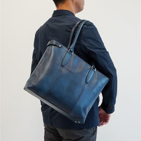 [^:70115]̂AeB[N̋vgpAJWAȃfUCɃtH[}oMADE IN JAPAÑobOV[YB̒ʋ΂ɂ߂́AA4NAt@CTCỸU[g[gobOłBWPbgX^Cɂ킹₷gbhŐꂽ͋CɎdグ܂B{̑fނɂ͎Ƃł܂΂ɐAeB[NH{vgpBHŏiɎdグỸX[XU[łBɂ̓I[v|PbgAt@Xi[|PbgĂقA13.3C`PC[ɑΉNbV̎[Xy[X݂܂B13.3C`PCQl[@:W31~H22~D2.5cmtgɂ̓}OlbgŊJ߂ł邠|PbgPtĂ܂B̎[ɕ֗Ȕwʑ̃t@Xi[|Pbgɂ́ARہERECXH̐ngp܂B̕SyAYɂnhdlBƌ|ł钷߂̃nhłB