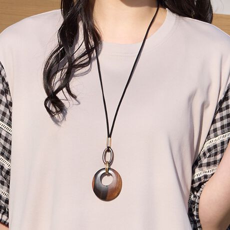 [^ԁF21142507]iЉl̃JWAR[fɎꂽEbhlbNX؂̉lbNXB{[̂T[N`[tɃO3AqfUCłBhꊴAypŃfC[炨oV[܂ŕL􂵂܂BR[h͏_炩AS[hF̊ۂXC_[Œ𒲐߉\łBS[hF̋YڂȈۂ^ĂAJWA߂Ȃ͋CƂȂĂ܂B͈ꕔX܂ƃICVbv̌菤iłR[fBl[gJWAȒȂɃsb^̃lbNXBlȂǂ̃i`ȒȂɂ߂łBVvTVc⃏s[Xƍ킹ĂfGłBRZvglXȃV[ɍ킹ăZNgłg[^R[fBl[guhBANeBuȃCtX^CyނkTCY~ZXɁAGKg{ȃX^COĂ܂BBeɂ̓ŐFČꍇ܂Bi摜̓Tv̂߁AFTCYAvgʒuAdlȂǂɕύXꍇ܂B戵\mF̏Ap肢܂B